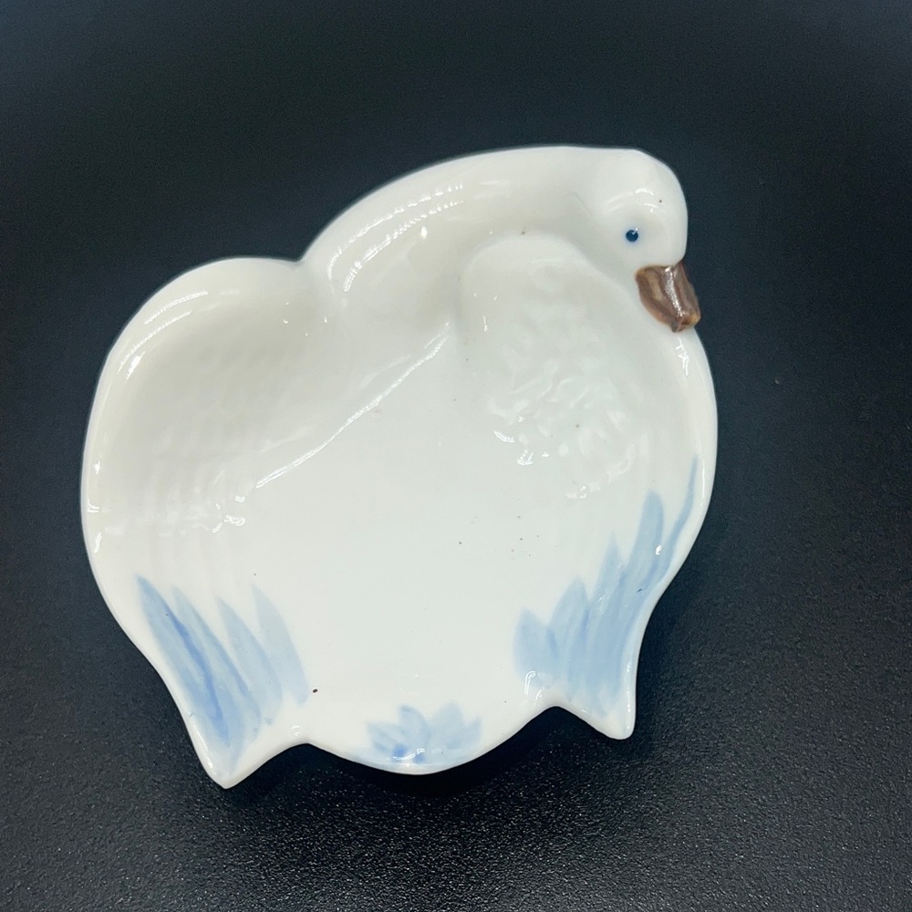 Takahashi decorative Swan ring Dish - White and Blue
